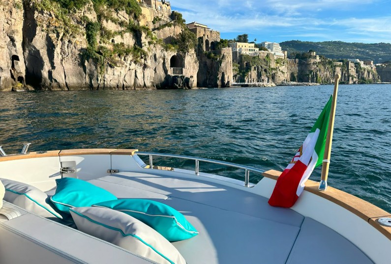 M/Y Gianlica navigating along the Amalfi Coast near Positano