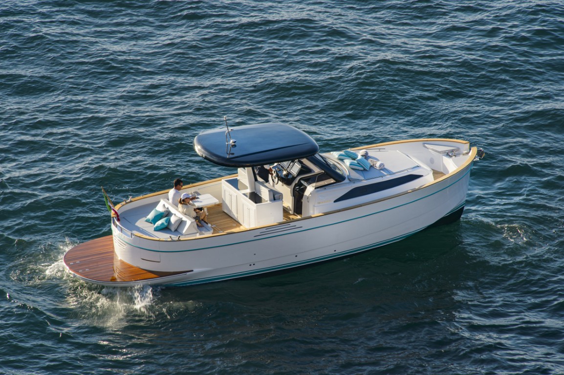 M/Y Gianlica sailing along the Amalfi Coast